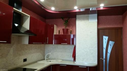 Потолок заказывали и мебель тоже, а остальное сделали сами. 06