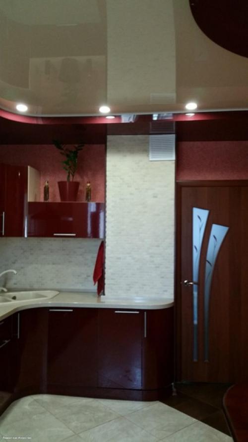 Потолок заказывали и мебель тоже, а остальное сделали сами. 07