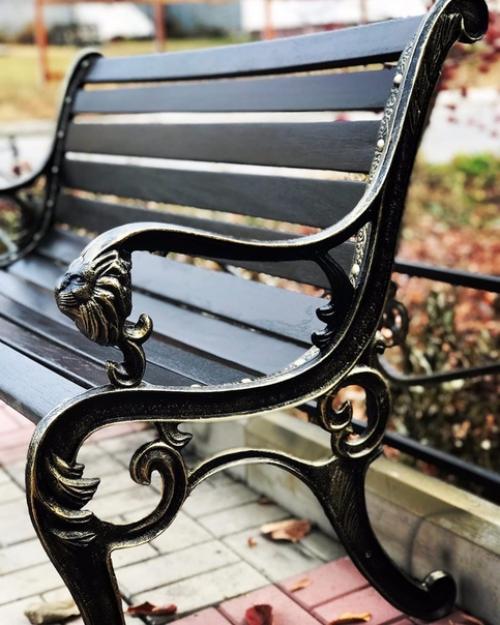 Добрый день!  15 октября привезли две лавочки на восстановление, на фото видно их состояние, в принципе из выкинуть хотели. 03