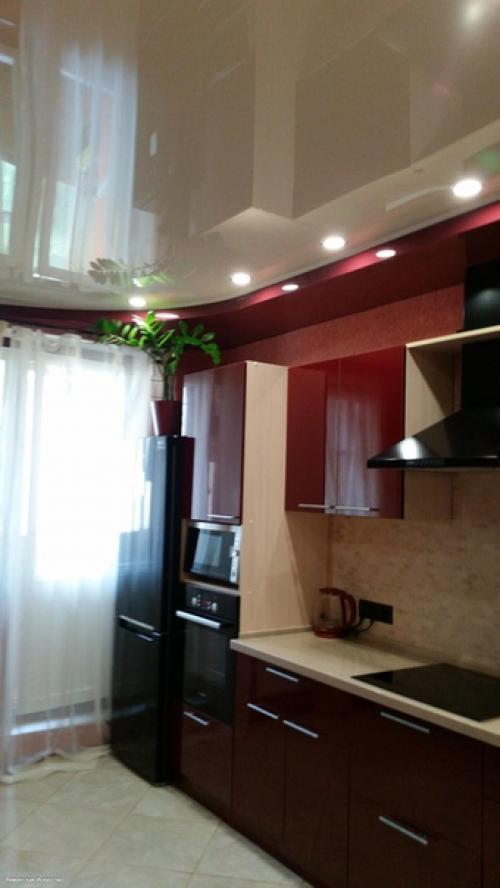 Потолок заказывали и мебель тоже, а остальное сделали сами. 01