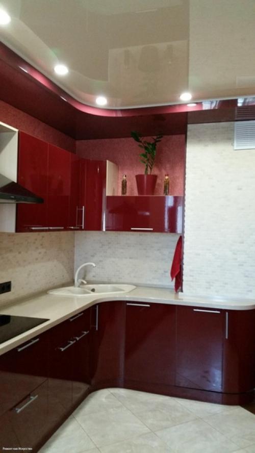 Потолок заказывали и мебель тоже, а остальное сделали сами. 08