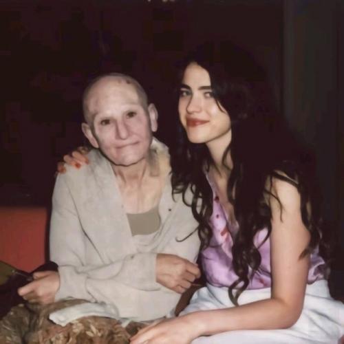 Ким кардашьян похвалила Деми Мур за то, как она сногсшибательно выглядит в свои 62-года в фильме субстанция. 02