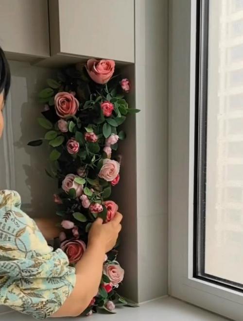 Трубы можно аккуратно закрыть гипсокартонным коробом, встроить в мебель или замаскировать под декоративные панели. 01