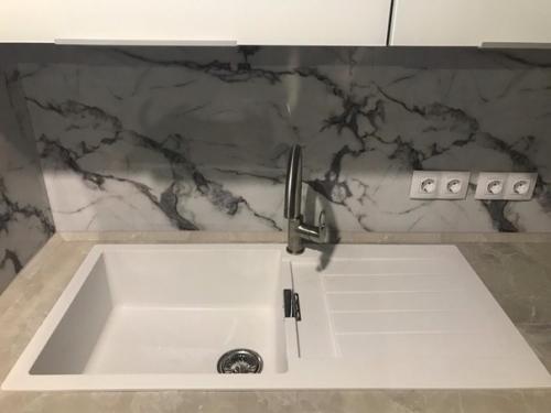 Собрали кухню фасады - стекло, да столешку и барную стойку под замену, поняли после сборки. 07