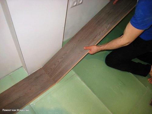Стелим ламинат. Самое главное превосходство у ламината перед иными покрытиями пола, так это то, что его легко и просто укладывать. 03 Стелим ламинат. Самое главное превосходство у ламината перед иными покрытиями пола, так это то, что его легко и просто укладывать. 03