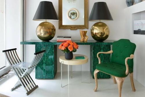Предметы мебели или декора изумрудного цвета станут хорошим акцентом в интерьере комнаты. 02