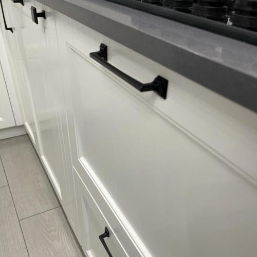 Классика всегда в моде, поэтому если хочешь надолго, надо делать классику из хороших материалов, естественно это наша красивая кухня. 09