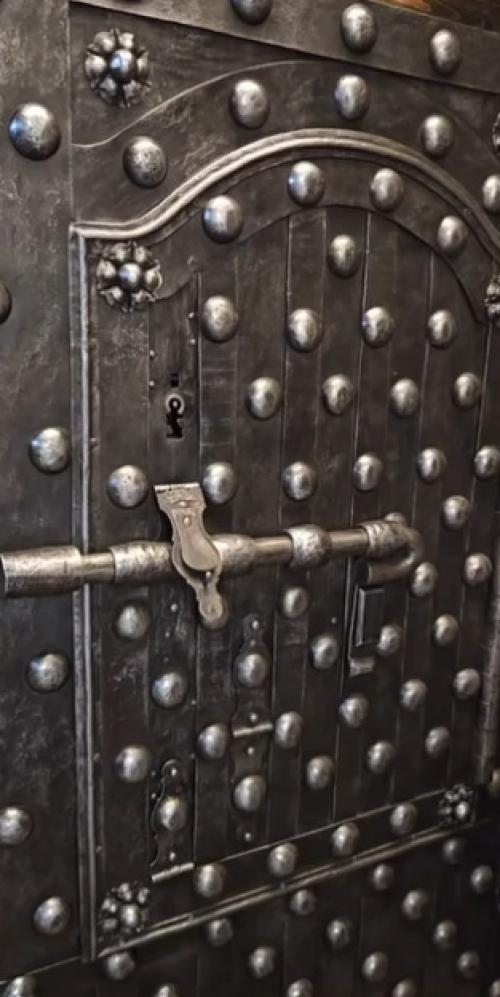 Вас точно удивит, что хранится в этом сейфе! 

