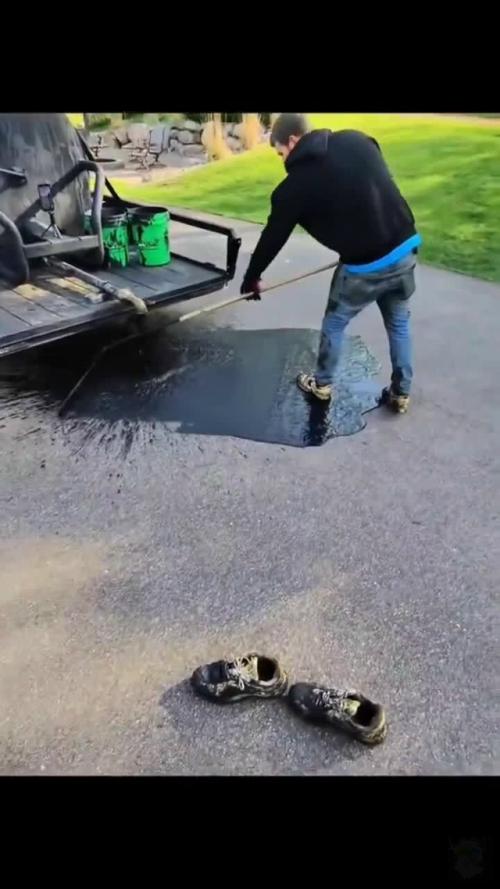 Отличное покрытие - жидкий асфальт.  