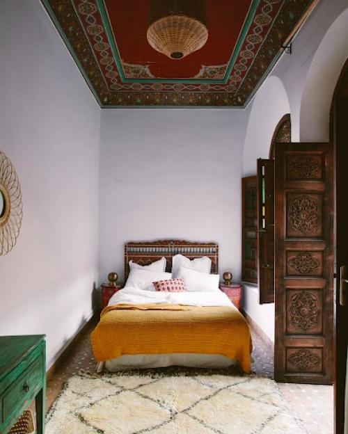 Те, кто считает расположение ковра на стене дизайнерским решением, а не пережитком прошлого, оценят фишку марокканского стиля. 04