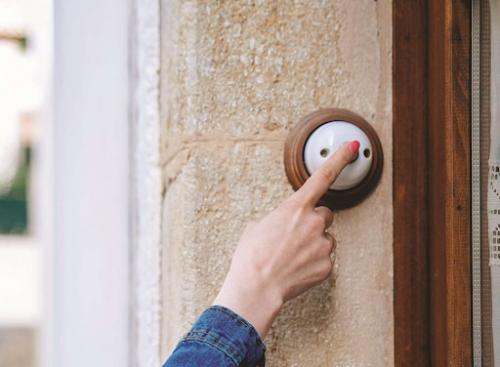 В основном встречаются два вида дверных звонков: проводные и беспроводные. 01