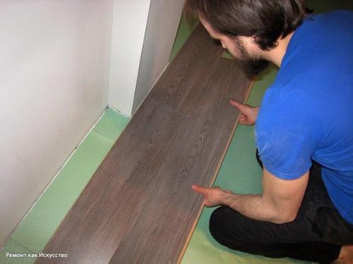 Стелим ламинат. Самое главное превосходство у ламината перед иными покрытиями пола, так это то, что его легко и просто укладывать. 04 Стелим ламинат. Самое главное превосходство у ламината перед иными покрытиями пола, так это то, что его легко и просто укладывать. 04