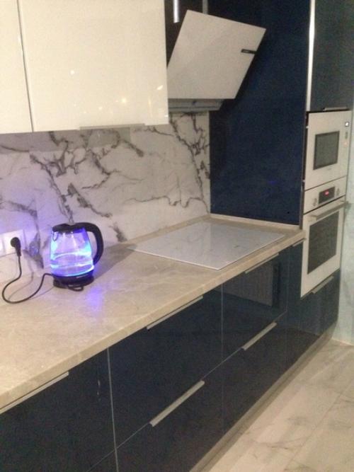 Собрали кухню фасады - стекло, да столешку и барную стойку под замену, поняли после сборки. 04