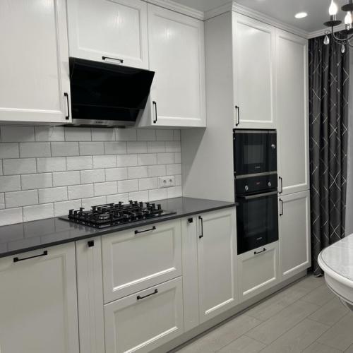 Классика всегда в моде, поэтому если хочешь надолго, надо делать классику из хороших материалов, естественно это наша красивая кухня. 01