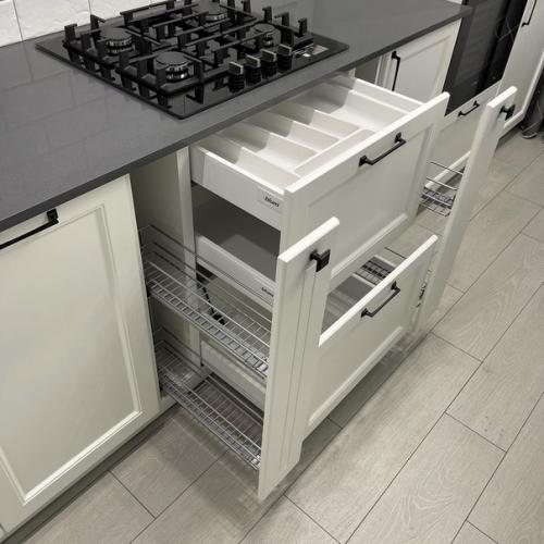 Классика всегда в моде, поэтому если хочешь надолго, надо делать классику из хороших материалов, естественно это наша красивая кухня. 05