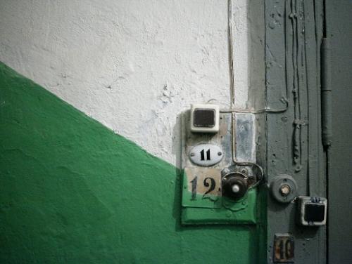 В основном встречаются два вида дверных звонков: проводные и беспроводные. 02