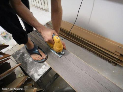 Стелим ламинат. Самое главное превосходство у ламината перед иными покрытиями пола, так это то, что его легко и просто укладывать. 08 Стелим ламинат. Самое главное превосходство у ламината перед иными покрытиями пола, так это то, что его легко и просто укладывать. 08