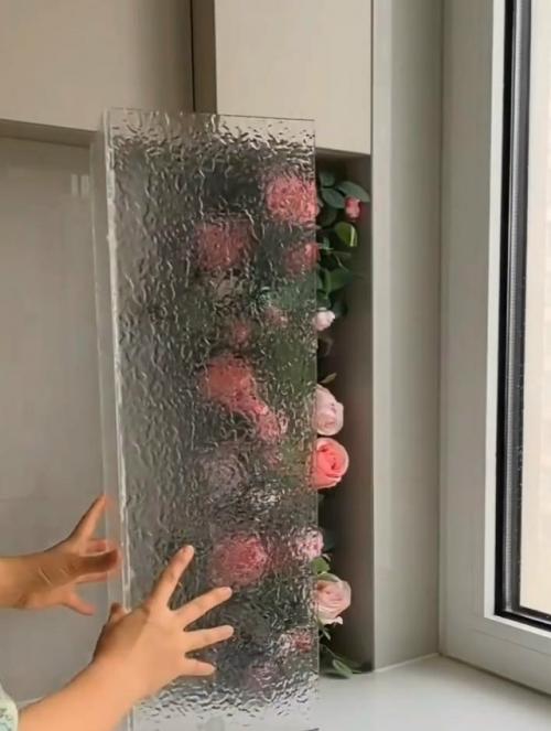 Трубы можно аккуратно закрыть гипсокартонным коробом, встроить в мебель или замаскировать под декоративные панели. 
