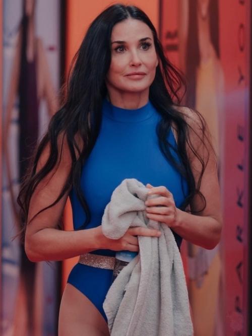 Ким кардашьян похвалила Деми Мур за то, как она сногсшибательно выглядит в свои 62-года в фильме субстанция. 01