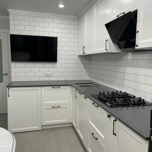 Классика всегда в моде, поэтому если хочешь надолго, надо делать классику из хороших материалов, естественно это наша красивая кухня. 02