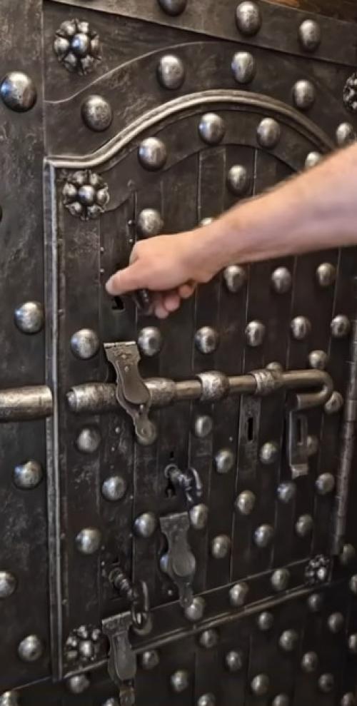 Вас точно удивит, что хранится в этом сейфе! 01