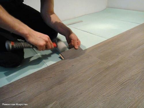 Стелим ламинат. Самое главное превосходство у ламината перед иными покрытиями пола, так это то, что его легко и просто укладывать. 07 Стелим ламинат. Самое главное превосходство у ламината перед иными покрытиями пола, так это то, что его легко и просто укладывать. 07