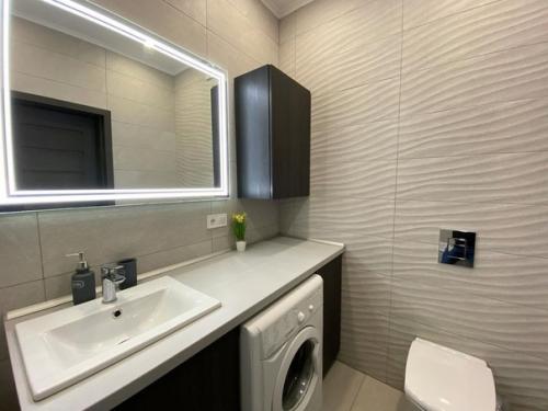 Сделали ремонт своими руками в студии под аренду. 04