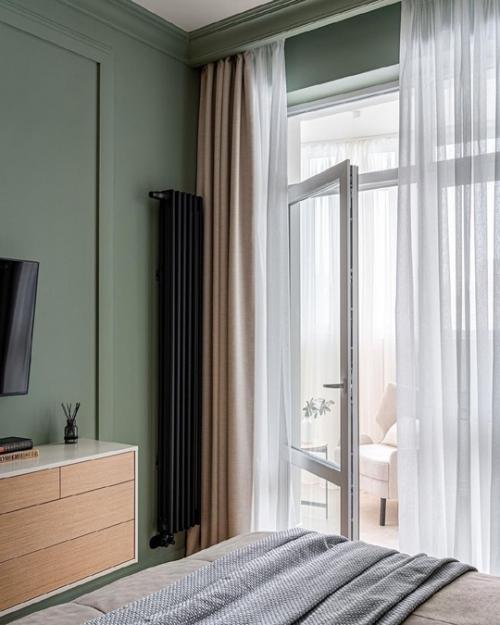 Светлый интерьер с акцентами зеленого цвета и обязательным наличием ванны в санузле. 05