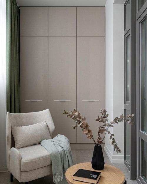 Светлый интерьер с акцентами зеленого цвета и обязательным наличием ванны в санузле. 06