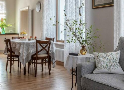 Здесь каждая деталь о корнях и тёплых семейных воспоминаниях напоминает. 04 Здесь каждая деталь о корнях и тёплых семейных воспоминаниях напоминает. 04