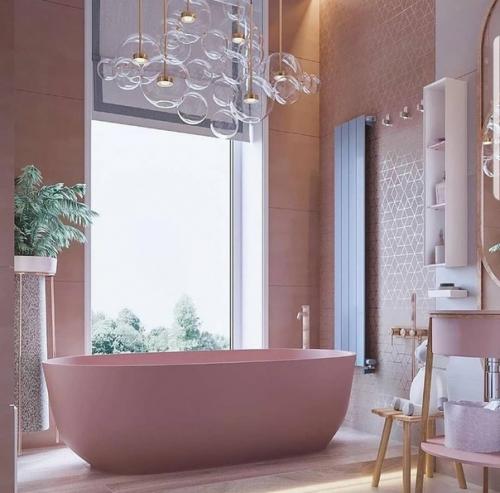 Интерьер просторной ванной комнаты из десятка оттенков розового. 01