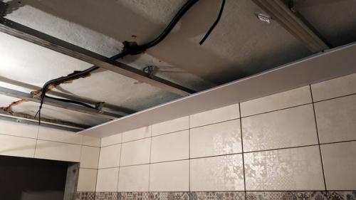 Сделал потолок в ванной за один вечер, раскинул освещение. 04