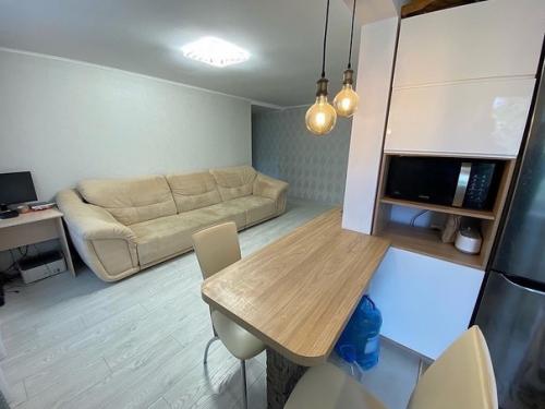 Небольшая квартира для дальнейшей аренды после капитального ремонта, весь ремонт сделали своими руками. 01