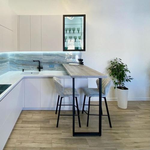 Угловая кухня сразу после монтажа. 01