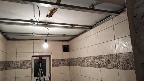 Сделал потолок в ванной за один вечер, раскинул освещение. 07