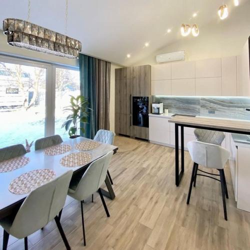 Угловая кухня сразу после монтажа. 03