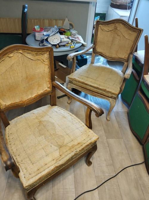 На Авито купила два стула за копейки. 02