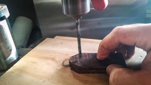 Как сделать деревянные бирки с именами для подарков. 04