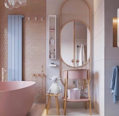 Интерьер просторной ванной комнаты из десятка оттенков розового. 03