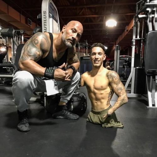 Ник сантонастассо - американец, у которого полностью отсутствуют три конечности - обе ноги и одна из рук. 01