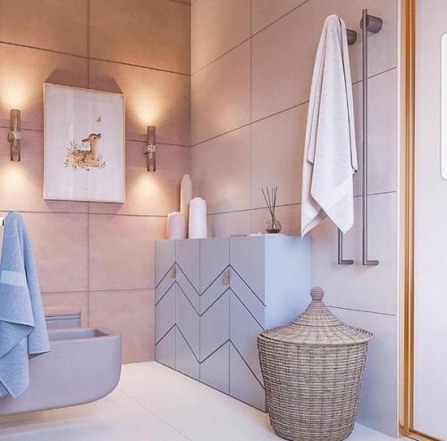 Интерьер просторной ванной комнаты из десятка оттенков розового. 06