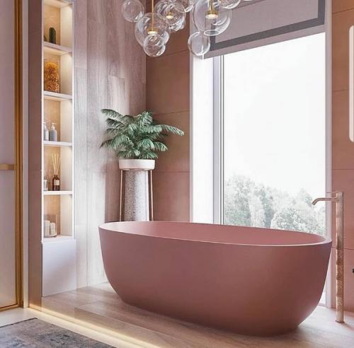 Интерьер просторной ванной комнаты из десятка оттенков розового. 02