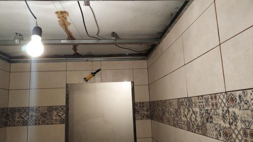 Сделал потолок в ванной за один вечер, раскинул освещение. 02