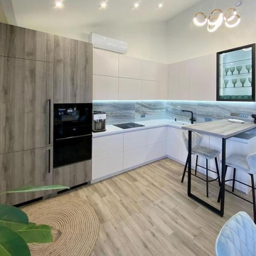 Угловая кухня сразу после монтажа. 07