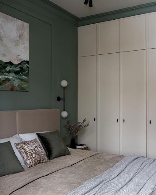 Светлый интерьер с акцентами зеленого цвета и обязательным наличием ванны в санузле. 04