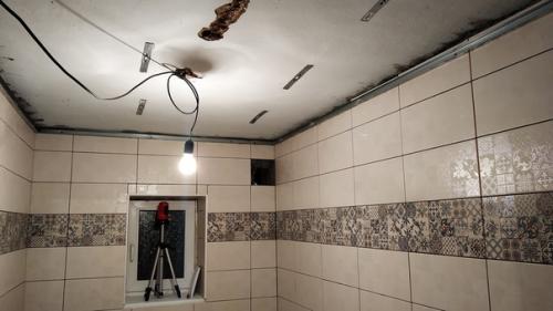 Сделал потолок в ванной за один вечер, раскинул освещение. 08