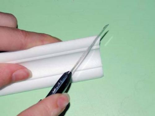 Как запилить потолочный плинтус: правильная обработка углов плинтуса, методы и инструменты. 01