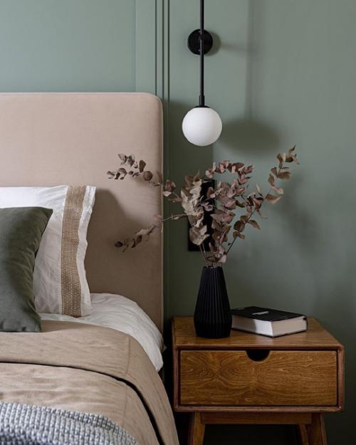 Светлый интерьер с акцентами зеленого цвета и обязательным наличием ванны в санузле. 03