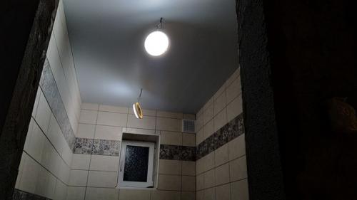 Сделал потолок в ванной за один вечер, раскинул освещение. 03