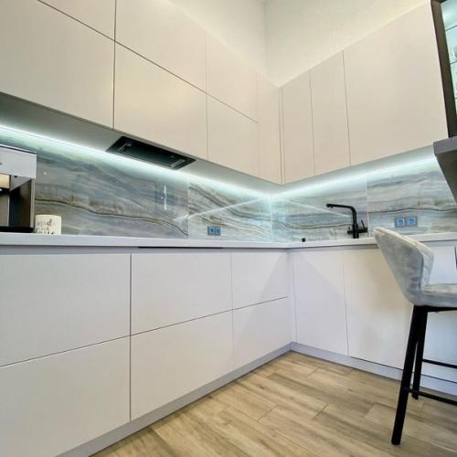 Угловая кухня сразу после монтажа. 02